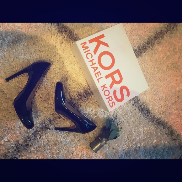 Black leather MK pumps. - Picture 1 of 3